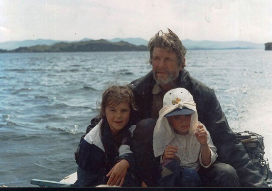 Путешественник Николай Кузнецов с внуками Байкал